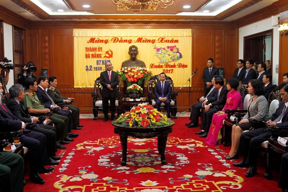 Thủ tướng mong Đà Nẵng phát triển mạnh mẽ ngang tầm thế giới - 1 Thủ tướng Nguyễn Xuân Phúc đã đến thăm và chúc Tết Thành ủy Đà Nẵng