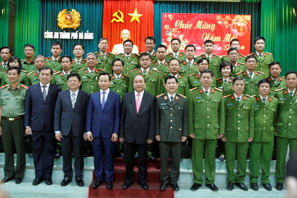 Thủ tướng mong Đà Nẵng phát triển mạnh mẽ ngang tầm thế giới - 2 Thủ tướng thăm và chúc Tết Công an TP Đà Nẵng