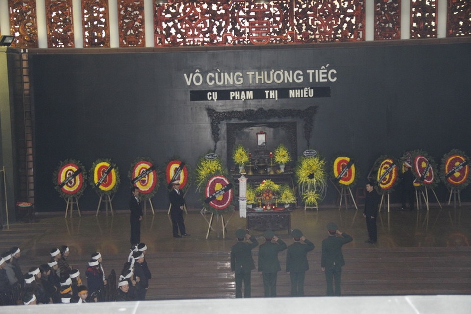 Dàn diễn viên Táo quân buồn bã đến viếng mẹ NSƯT Quốc Khánh - 1 Các nghệ sĩ Nhà hát Kịch Việt Nam hỗ trợ gia đình nghệ sĩ Quốc Khánh tại đám tang.