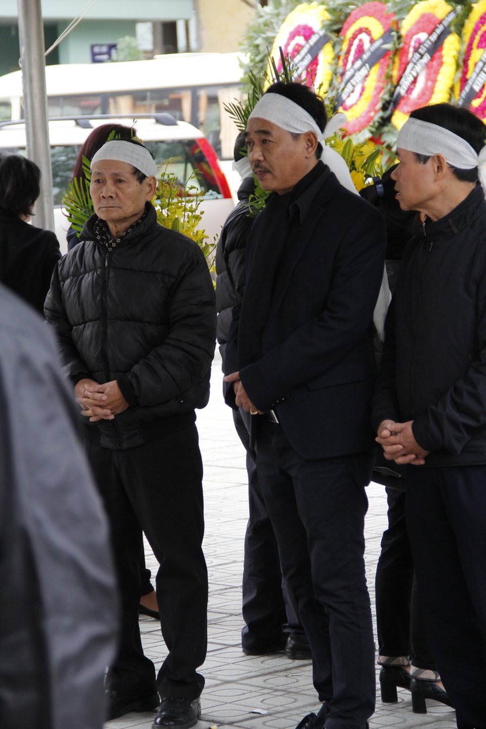 Dàn diễn viên Táo quân buồn bã đến viếng mẹ NSƯT Quốc Khánh - 3 Nam nghệ sĩ là con trai duy nhất trong gia đình.