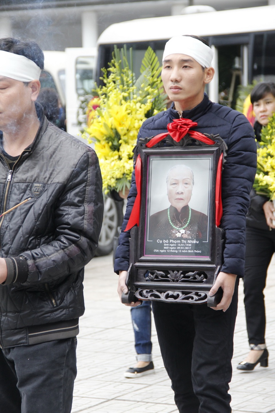 Dàn diễn viên Táo quân buồn bã đến viếng mẹ NSƯT Quốc Khánh - 9 Cháu của nghệ sĩ Quốc Khánh lặng lẽ bê di ảnh của bà.