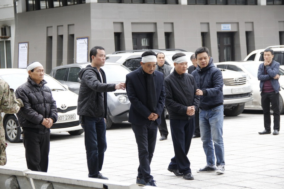 Dàn diễn viên Táo quân buồn bã đến viếng mẹ NSƯT Quốc Khánh - 7 Nghệ sĩ Quốc Khánh bước chân nặng nề đi theo xe quan của mẹ.