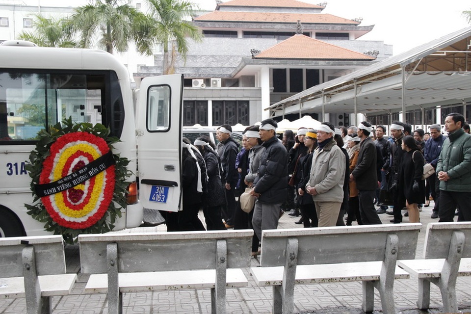 Dàn diễn viên Táo quân buồn bã đến viếng mẹ NSƯT Quốc Khánh - 10 Gia đình, người thân và đồng nghiệp đi theo xe tang ra tận cổng Nhà tang lễ.