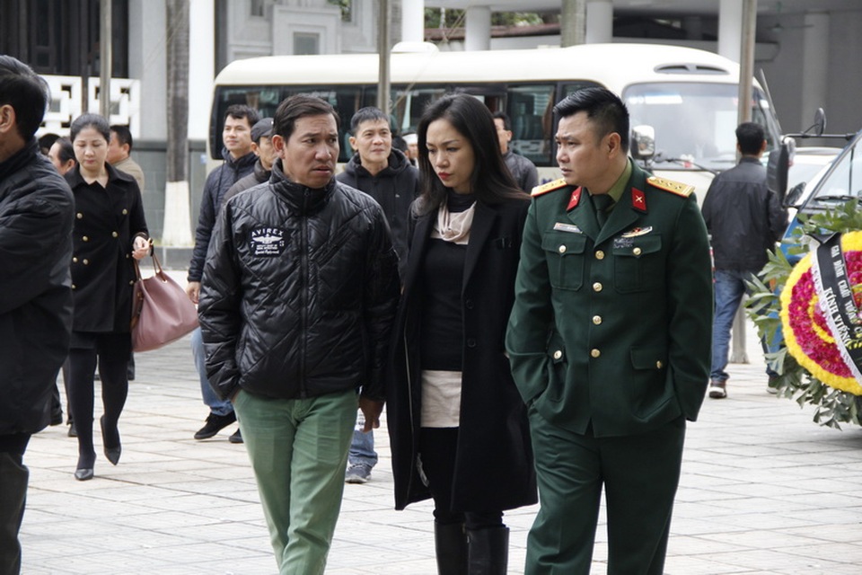 Dàn diễn viên Táo quân buồn bã đến viếng mẹ NSƯT Quốc Khánh - 4 Nghệ sĩ Quang Thắng, Tự Long và đồng nghiệp đến viếng thân mẫu NSƯT Quốc Khánh từ sớm.