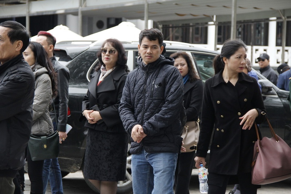 Dàn diễn viên Táo quân buồn bã đến viếng mẹ NSƯT Quốc Khánh - 5 Nghệ sĩ Xuân Bắc cùng một số nghệ sĩ đã hỗ trợ gia đình nghệ sĩ Quốc Khánh lo việc lễ tang.