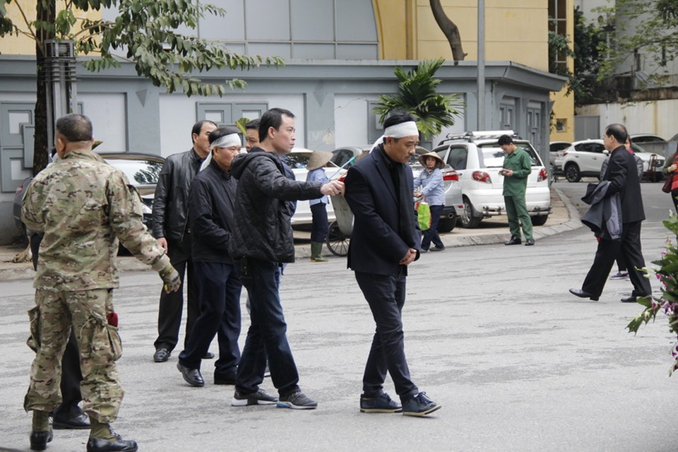 Dàn diễn viên Táo quân buồn bã đến viếng mẹ NSƯT Quốc Khánh - 6 Dàn diễn viên Táo quân buồn bã đến viếng mẹ NSƯT Quốc Khánh - 6