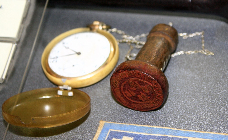 Những kỷ vật đặc biệt gắn bó với cuộc đời cách mạng của Bác Hồ - 3 Đồng hồ của Quốc tế Cứu tế Đỏ tặng Bác Hồ năm 1934.