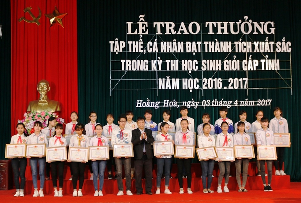 
Lãnh đạo Hội khuyến học tỉnh Thanh Hóa trao phần thưởng cho học sinh huyện Hoằng Hóa
