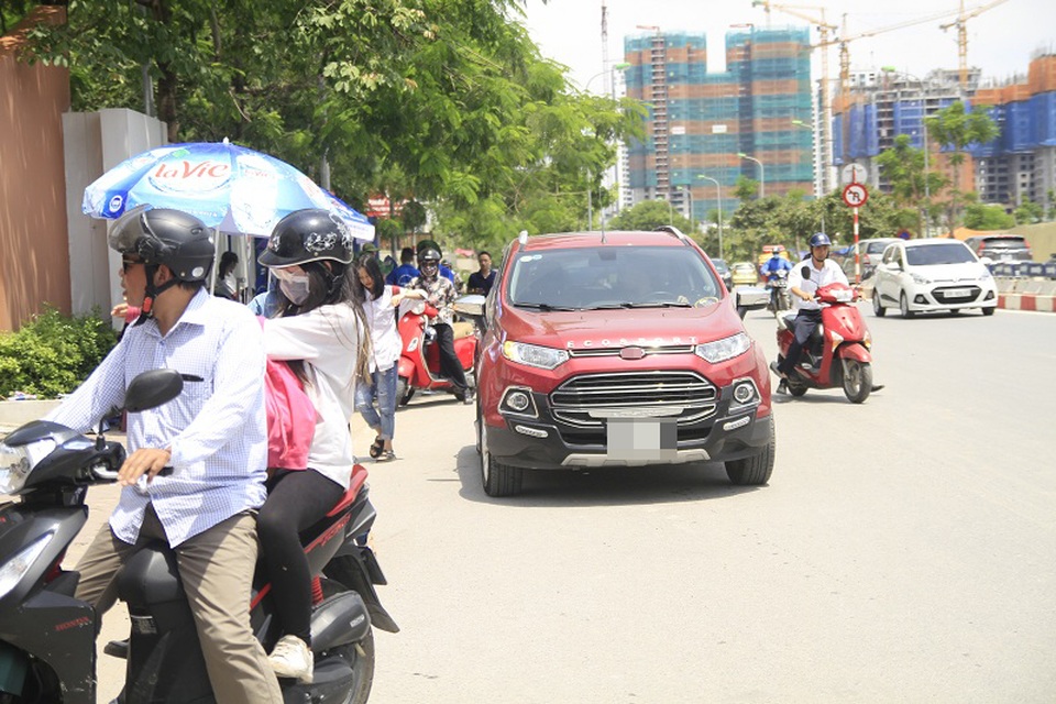 Khi “xế hộp” theo chân sĩ tử Hà Nội tới trường thi - 7 Sự xuất hiện của những chiếc ô tô chở thí sinh đỗ ngay ngoài cổng trường không còn lạ lẫm.
