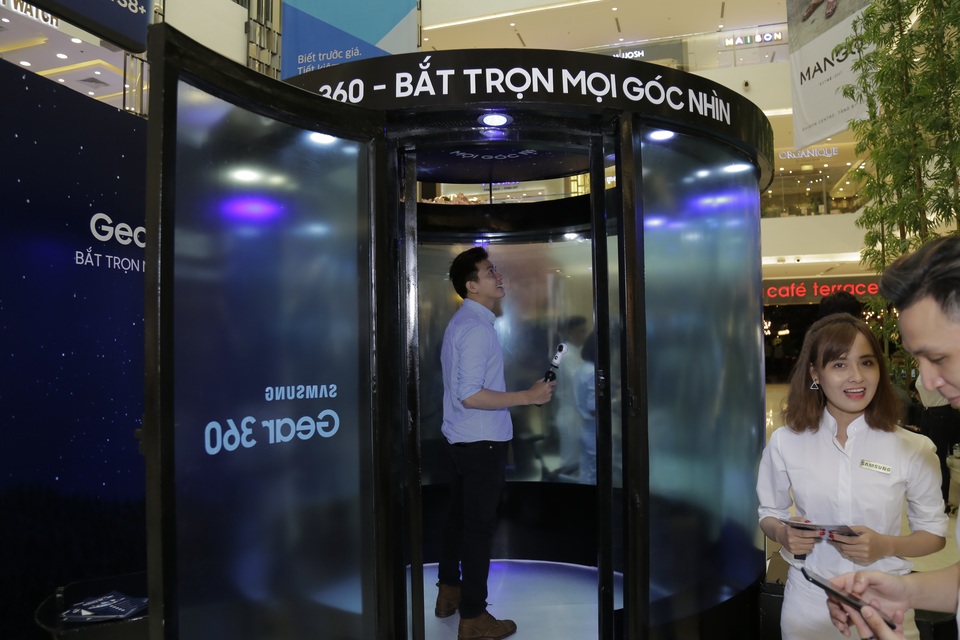 Hào hứng chia sẻ hình ảnh đón bão tuyết tại Galaxy Studio - 2
Để minh hoạ trực quan cho tính năng chụp ảnh và quay video ấn tượng của camera Gear 360, Samsung đã giả lập một chiếc lồng bão tuyết, để người dùng có thể trực tiếp trải nghiệm.