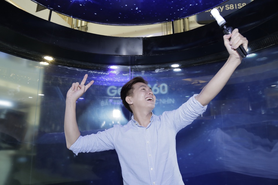 Hào hứng chia sẻ hình ảnh đón bão tuyết tại Galaxy Studio - 3
Để trải nghiệm cảm giác thú vị này, người dùng chỉ cần bước vào chiếc lồng bão tuyết, sau đó dùng Gear 360 ghi lại video và share lên facebook cá nhân. Mỗi tuần, một chiếc Gear 360 sẽ được trao tặng cho một người tham gia may mắn, thông qua hình thức rút thăm ngẫu nhiên.