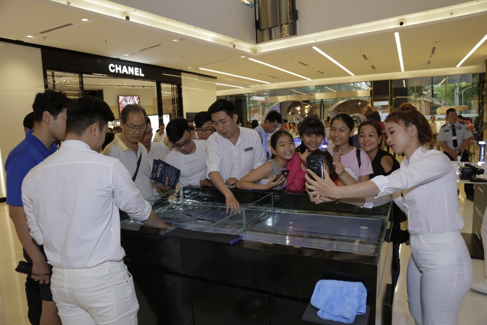 Livestream giữa bão tuyết và khám phá vũ trụ vô cực tại Galaxy Studio - 4
Rất đông bạn trẻ hiếu kỳ tập trung tại khu vực chụp ảnh nghệ thuật cực “art” dưới nước để selfie và khám phá hiệu ứng tranh vẽ sơn dầu.