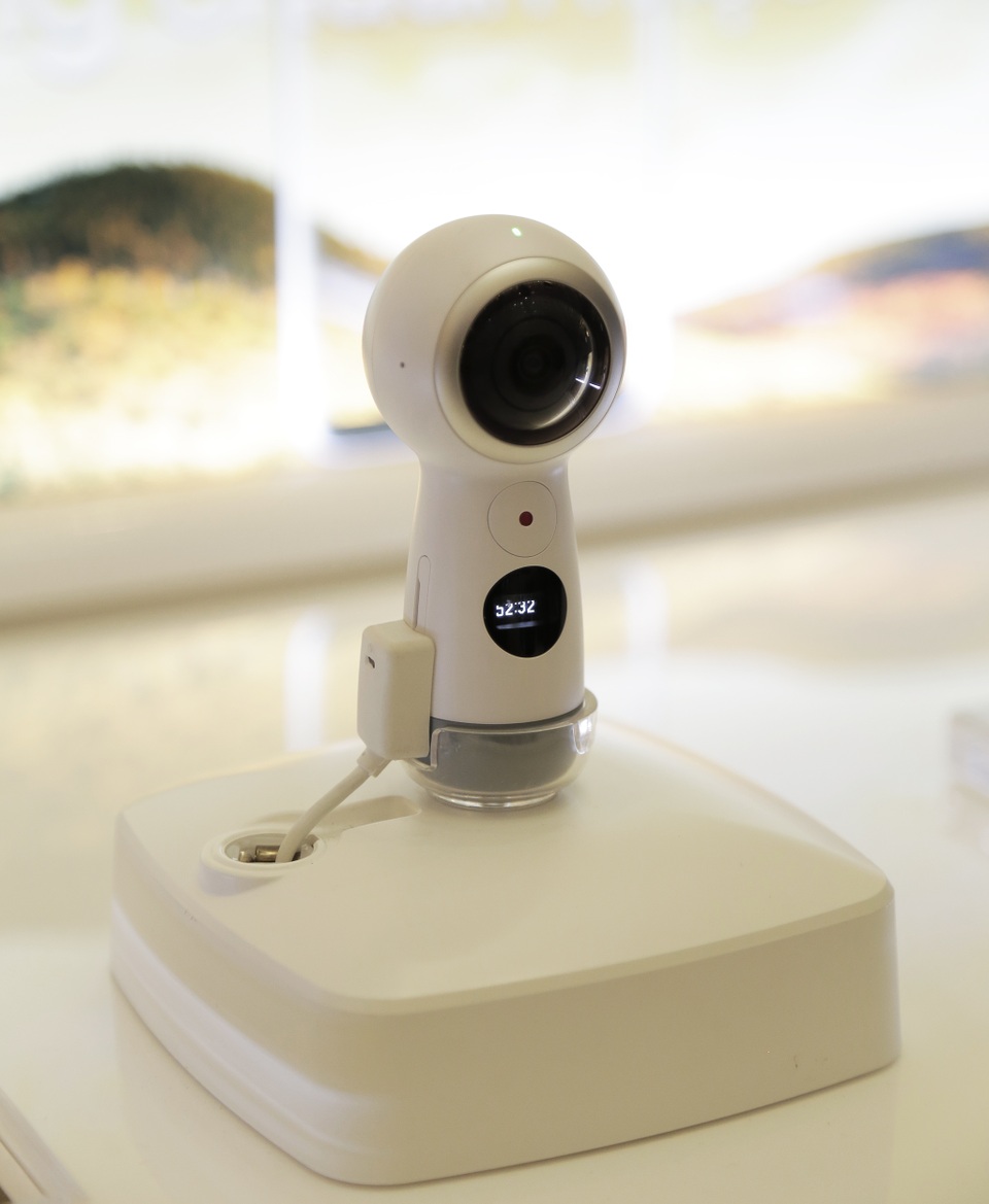 Hào hứng chia sẻ hình ảnh đón bão tuyết tại Galaxy Studio - 9
Samsung luôn mong muốn mang đến những sản phẩm và trải nghiệm mới lạ dành cho người dùng. Và “đón bão tuyết” với Gear 360 tại Galaxy Studio lần này chính là minh chứng điển hình cho cam kết thực hiện mong muốn đó.