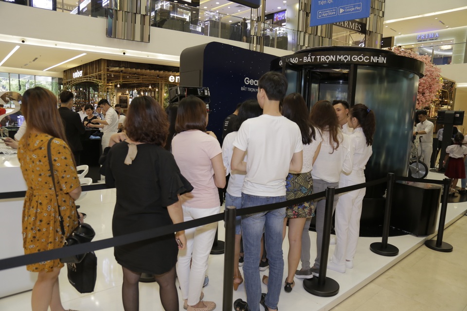 Livestream giữa bão tuyết và khám phá vũ trụ vô cực tại Galaxy Studio - 2
Nhiều bạn trẻ rồng rắn xếp hàng chờ đến lượt trải nghiệm chụp ảnh “tuyết rơi mùa hè” cùng Gear 360 phiên bản mới