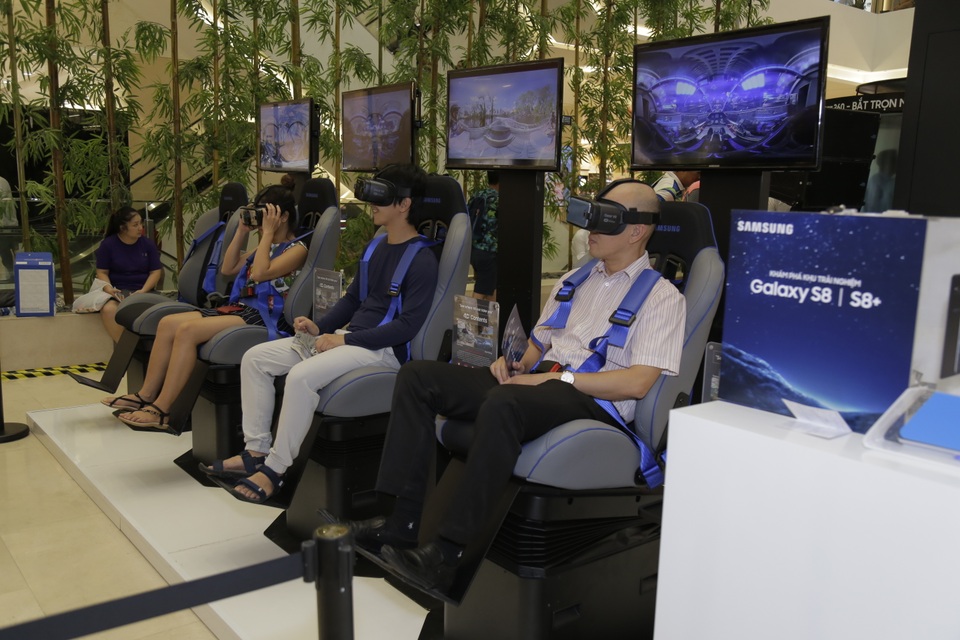 Livestream giữa bão tuyết và khám phá vũ trụ vô cực tại Galaxy Studio - 3
Khoảnh khắc làm chiến binh và phi hành gia khám phá vũ trụ bằng Gear VR khiến các game thủ mê tít