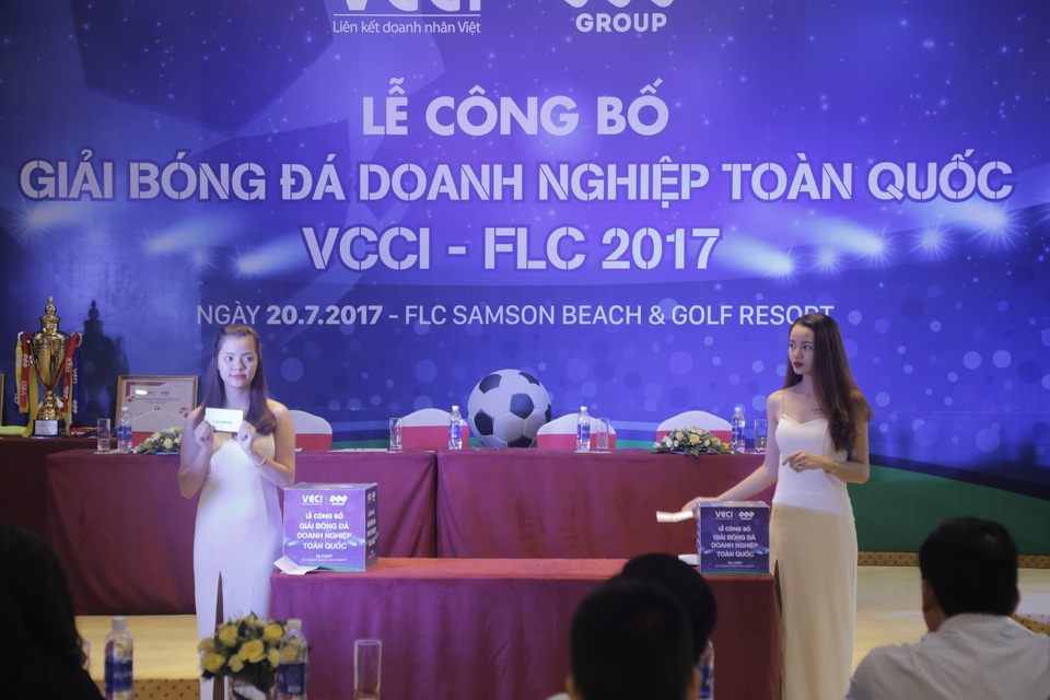 24 đội bóng phủi hàng đầu Hà Nội dự giải doanh nghiệp toàn quốc - 1
Buổi họp báo công bố giải đấu và lễ bốc thăm