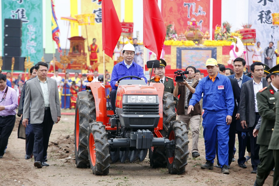 Chủ tịch nước lái máy cày trong lễ hội Tịch điền Đọi Sơn - 14 Chủ tịch nước lái máy cày trong lễ hội Tịch điền Đọi Sơn - 14