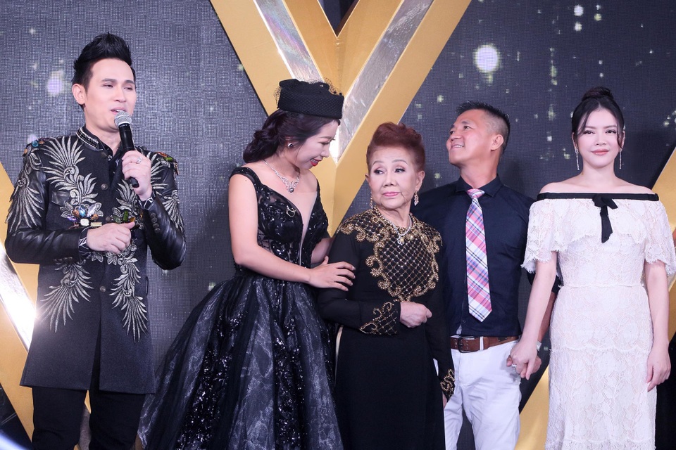 Mẹ  Nguyên Vũ được tặng vòng ngọc trai - 4