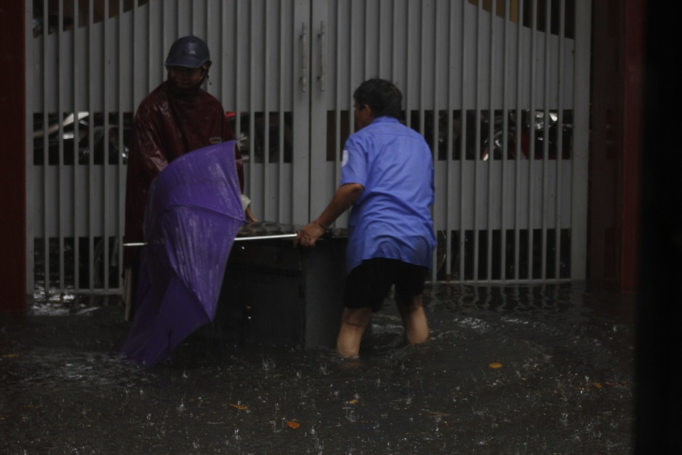 Đường phố Hải Phòng chìm trong “biển nước” sau cơn mưa lớn - 13
Nước lên quá nhanh khiến người dân không kịp xoay sở