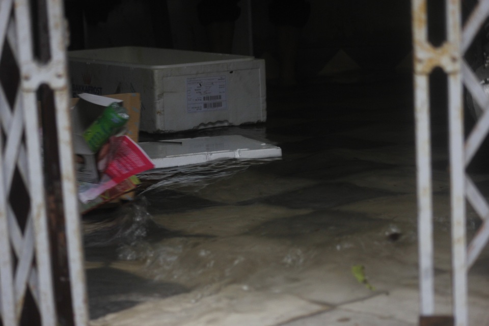 Đường phố Hải Phòng chìm trong “biển nước” sau cơn mưa lớn - 12 Nước tràn cả vào sân nhà