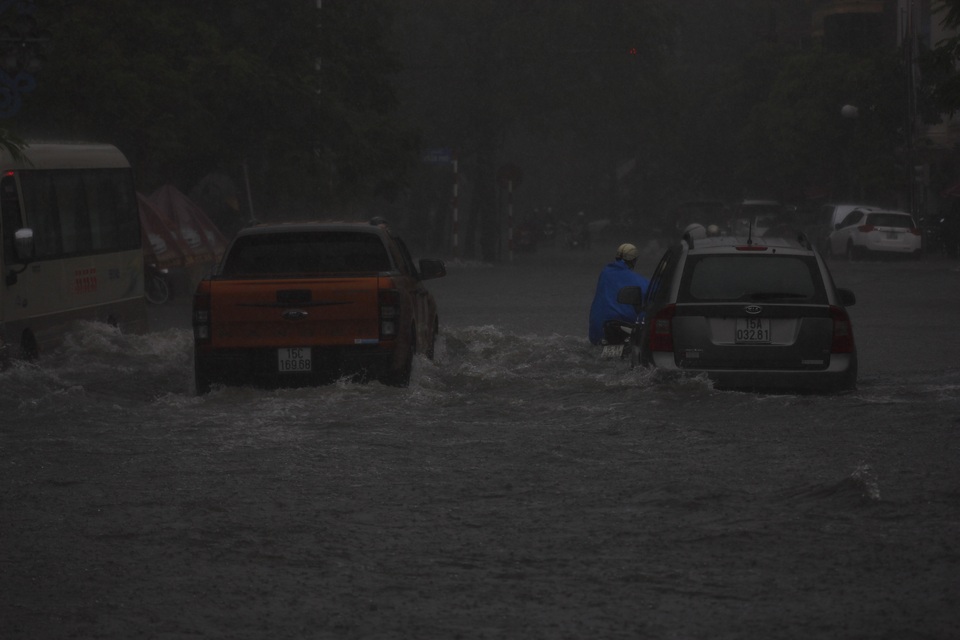 Đường phố Hải Phòng chìm trong “biển nước” sau cơn mưa lớn - 2
Bầu trời Hải Phòng tối đen ngay giữa ban ngày.