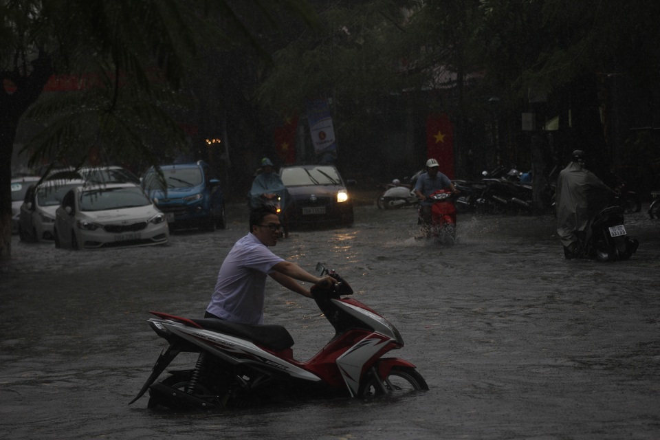 Đường phố Hải Phòng chìm trong “biển nước” sau cơn mưa lớn - 3
Người đi xe máy chỉ có thể dắt xe giữa biển nước tại tuyến đường Trần Hưng Đạo