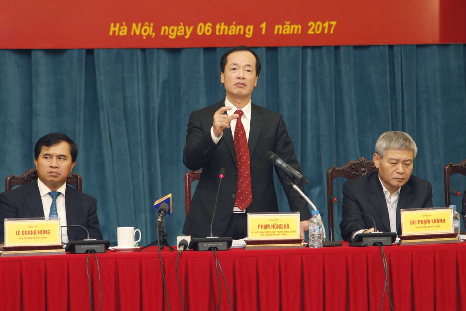 “Vào chung cư ở Linh Đàm, đi thang máy lên tầng 20 mất… 25 phút” - 2
Bộ trưởng Xây dựng Phạm Hồng Hà (đứng) chủ trì hội nghị tổng kết công tác năm 2016 của ngành.