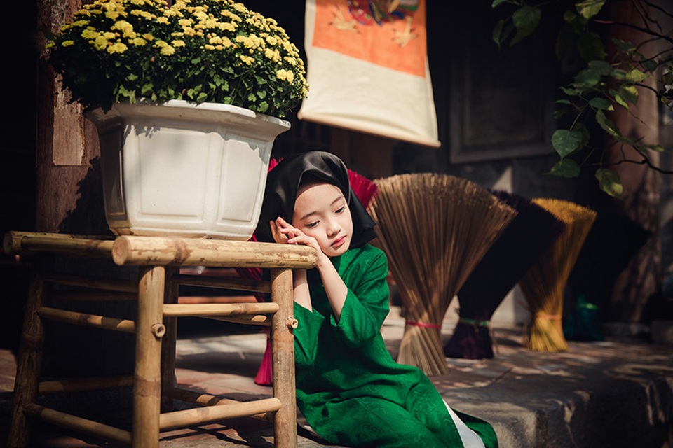 "Tiểu" Châu Tấn "chất lừ" với khăn mỏ quạ, áo dài xưa - 2 Thần thái biểu diễn hình ảnh của cô bé 8 tuổi ngày càng thuận thục so với cách đây 2 năm, khi mới được biết tới.