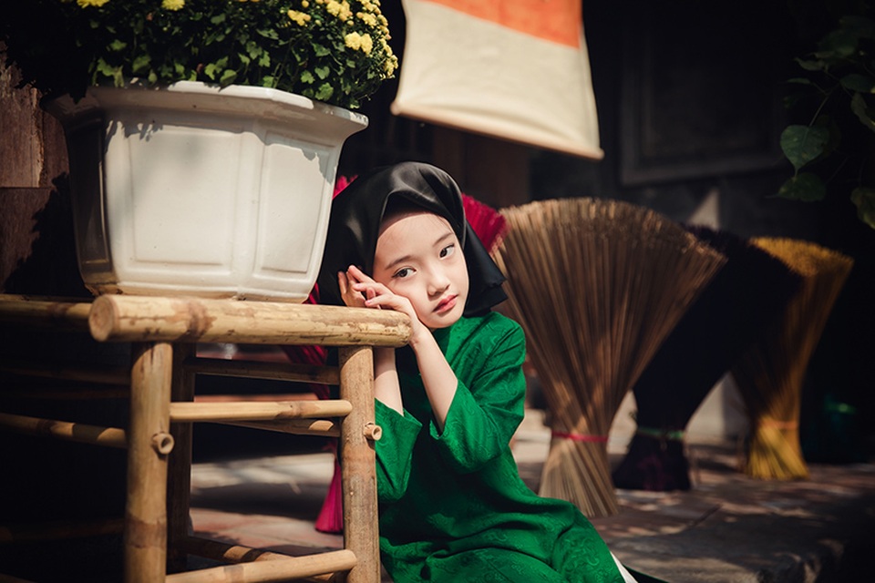 "Tiểu" Châu Tấn "chất lừ" với khăn mỏ quạ, áo dài xưa - 3 Bộ ảnh nhằm thể hiện vẻ đẹp của trang phục truyền thống của thiếu nữ Hà Nội xưa.