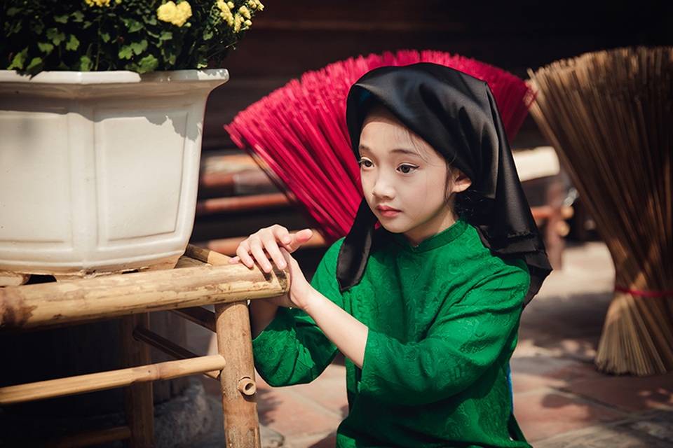 "Tiểu" Châu Tấn "chất lừ" với khăn mỏ quạ, áo dài xưa - 4 Áo dài được cắt may theo lối cổ điển, cổ cao và ống tay ngắn, thân áo rộng chứ không bó sát như hiện nay.