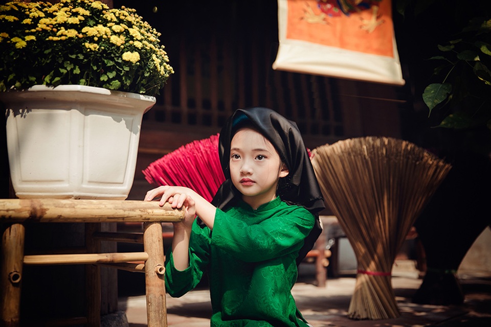 "Tiểu" Châu Tấn "chất lừ" với khăn mỏ quạ, áo dài xưa - 5 Chiếc khăn mỏ quạ vốn gắn liền với áo tứ thân nay được kết hợp với áo dài