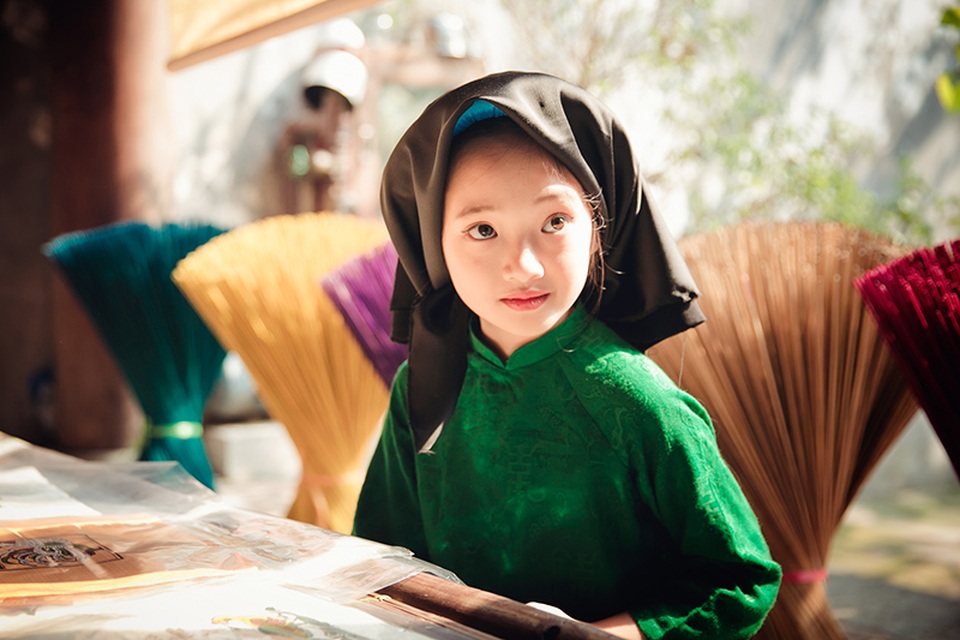 "Tiểu" Châu Tấn "chất lừ" với khăn mỏ quạ, áo dài xưa - 6 Sự hồn nhiên và điềm đạm cùng toát lên trong thần thái của nàng mẫu nhí.