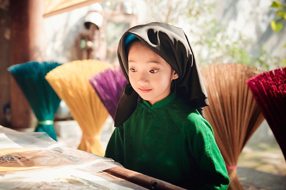 "Tiểu" Châu Tấn "chất lừ" với khăn mỏ quạ, áo dài xưa - 7 Đây là lần đầu tiên Bảo Anh được chụp ảnh với ý tưởng này.