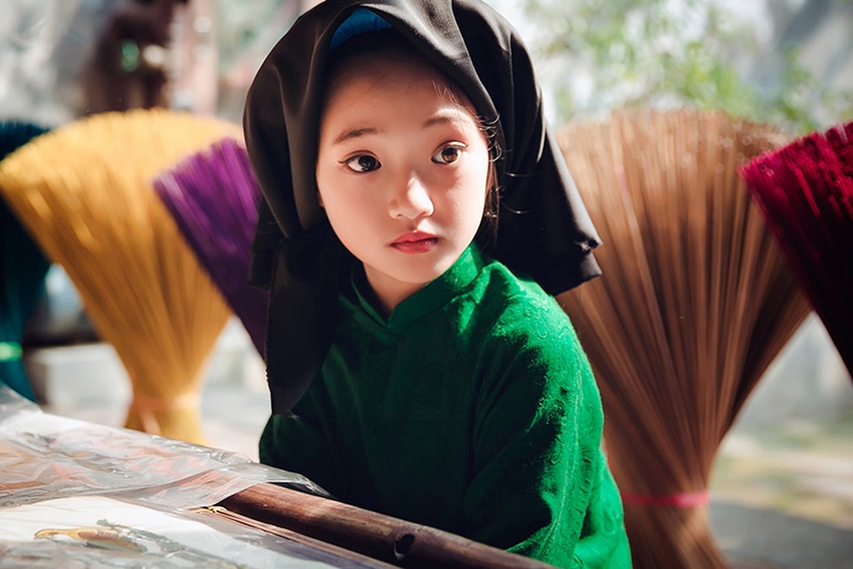 "Tiểu" Châu Tấn "chất lừ" với khăn mỏ quạ, áo dài xưa - 8 Cô bé và mẹ đều rất thích mặc áo dài. Trang phục truyền thống Việt Nam mang mang tới những cảm xúc khác nhau cho người mặc.