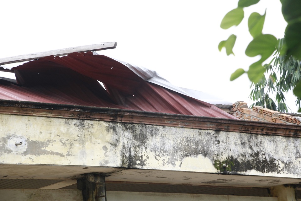 Mái tôn của trường bị tốc mái do trận lốc xoáy xảy ra vào tháng 5/2017