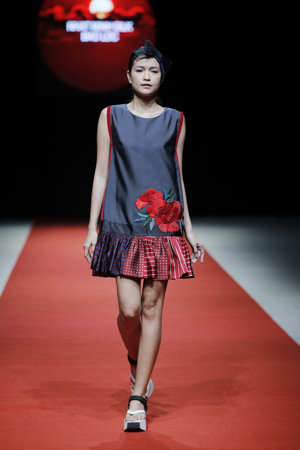 Váy xếp ly, đầm xuông, quần ống rộng… đều được Nguyễn Thúy mang đến và thể hiện đầy cá tính trong bộ sưu tập lần này của mình.