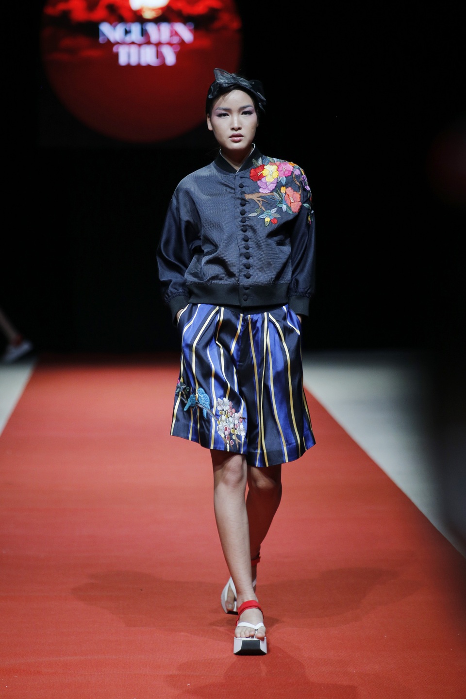 Các họa tiết thiên nhiên được xử lý tinh tế, cầu kỳ giúp các thiết kế của Nguyễn Thúy trở lên cá tính, phóng khoáng, khoe được nét trẻ trung của người phụ nữ hiện đại.