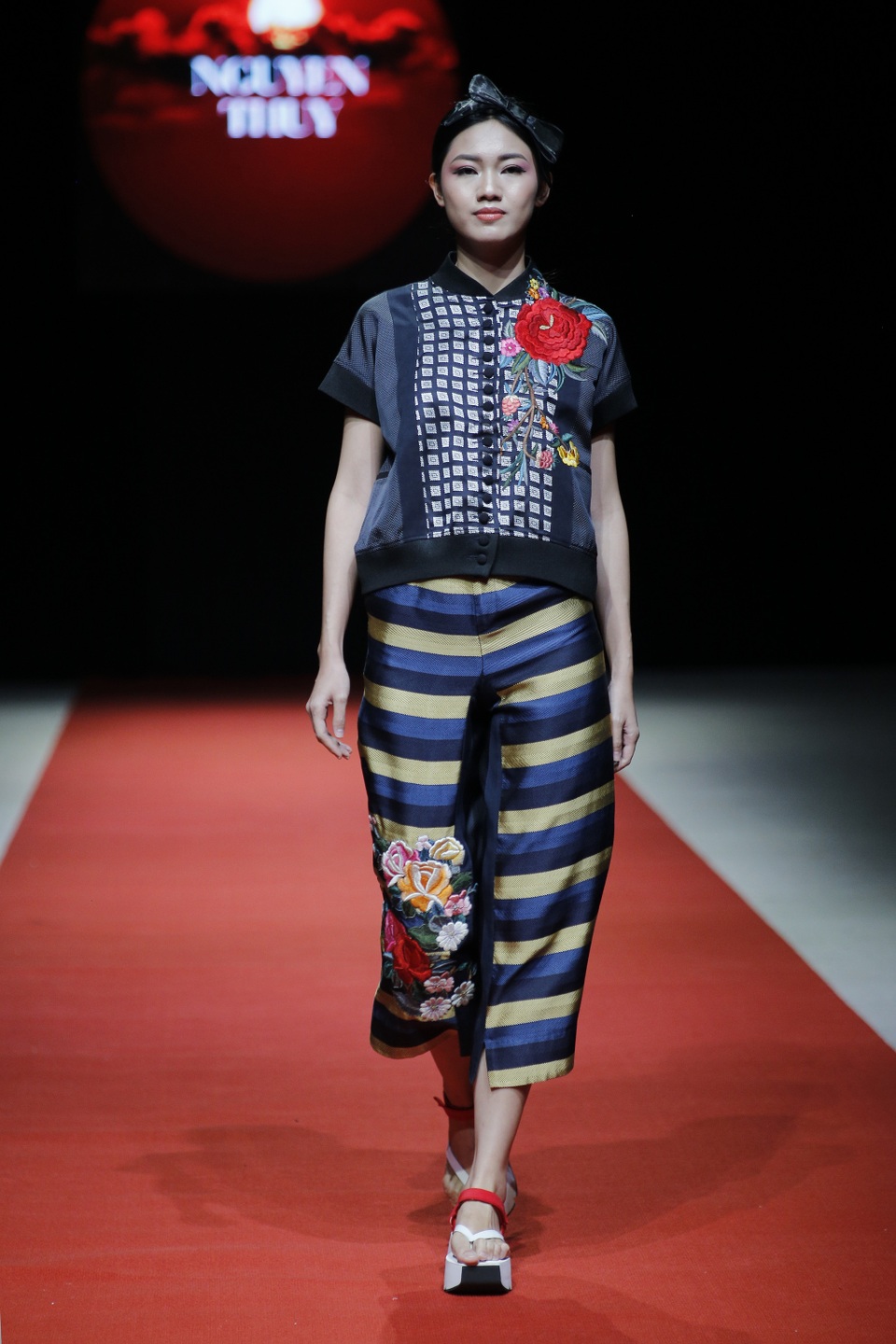 Những thiết kế của Nguyễn Thúy mang nét riêng từ phom dáng cho đến họa tiết.