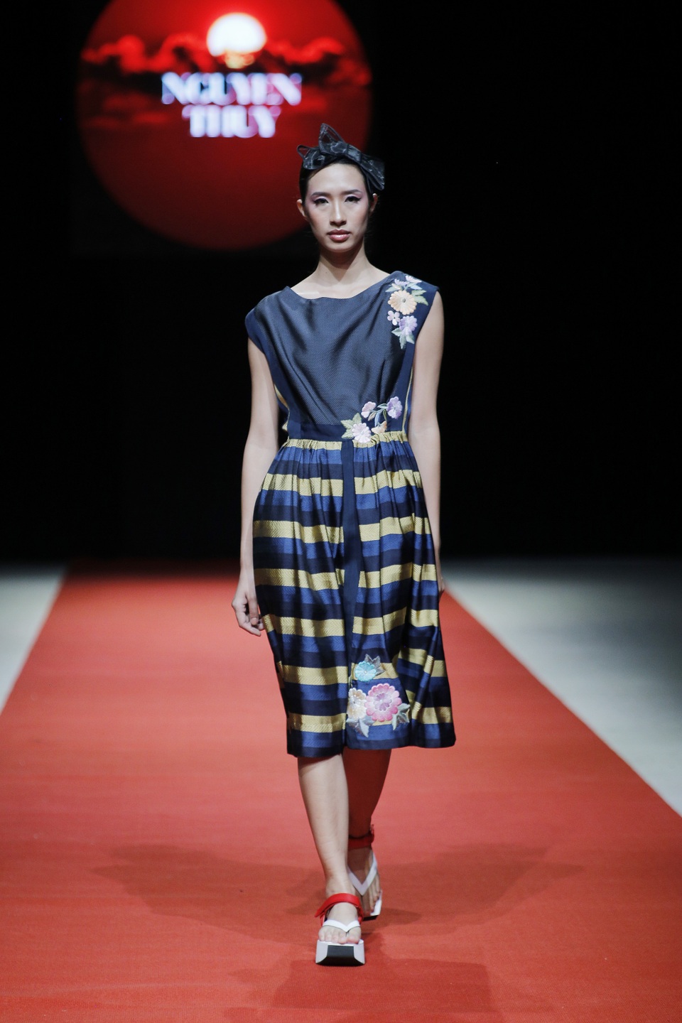 Điểm nhấn nổi bật và giúp Nguyễn Thúy tạo nên sắc thái riêng trong phong cách thiết kế chính là việc sử dụng chất liệu truyền thống đi cùng việc chắt lọc các họa tiết thiên nhiên, hội họa giúp trang phục mang màu sắc tươi mới, trẻ trung.