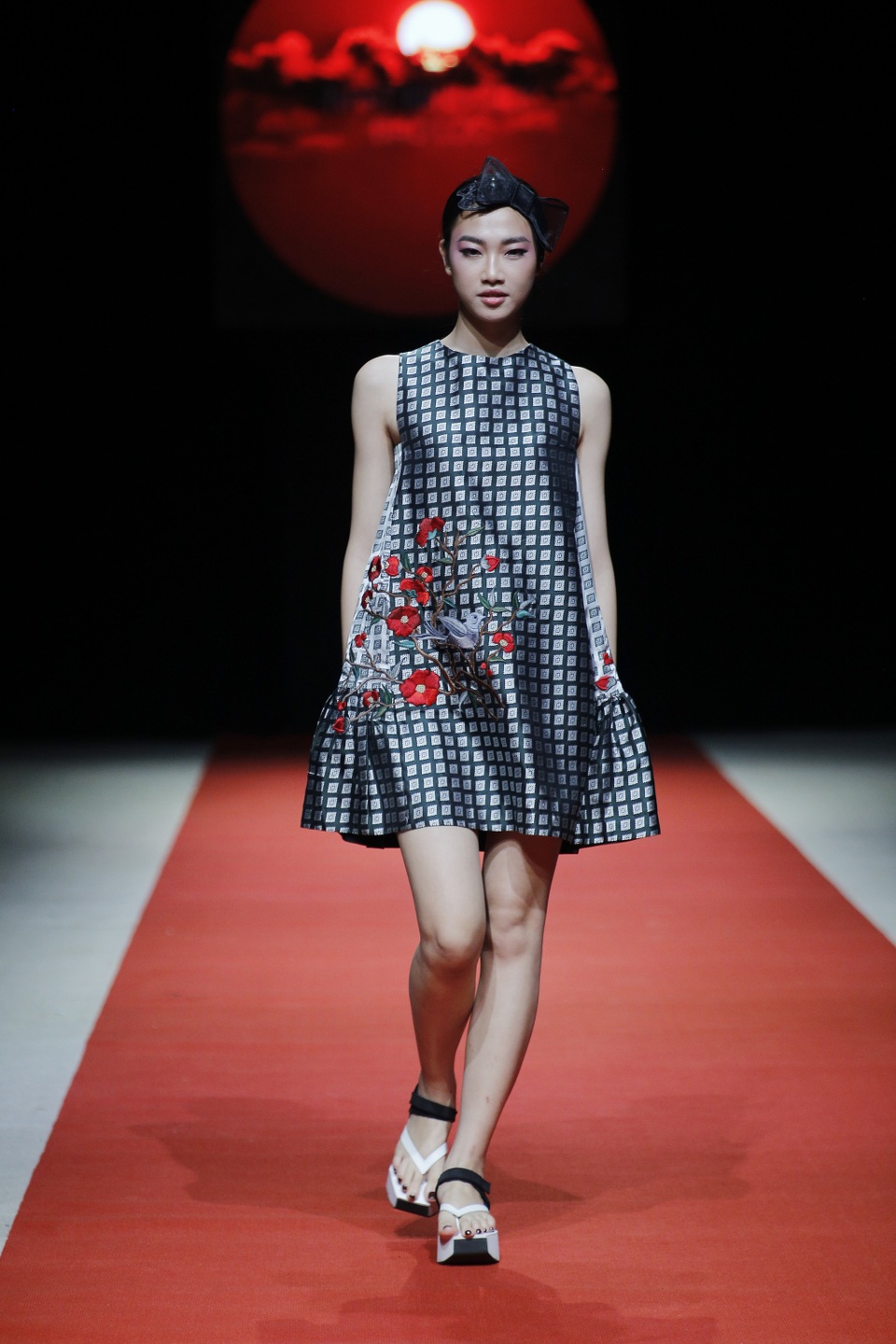 NTK Nguyễn Thúy đã xử lý được tính năng của loại vải dệt hoa văn hai mặt. Trong đó, những trang phục được điểm xuyết những đóa hoa thêu dệt rất cầu kỳ, tinh xảo như tạo nên một mùa xuân đầy màu sắc rực rỡ.