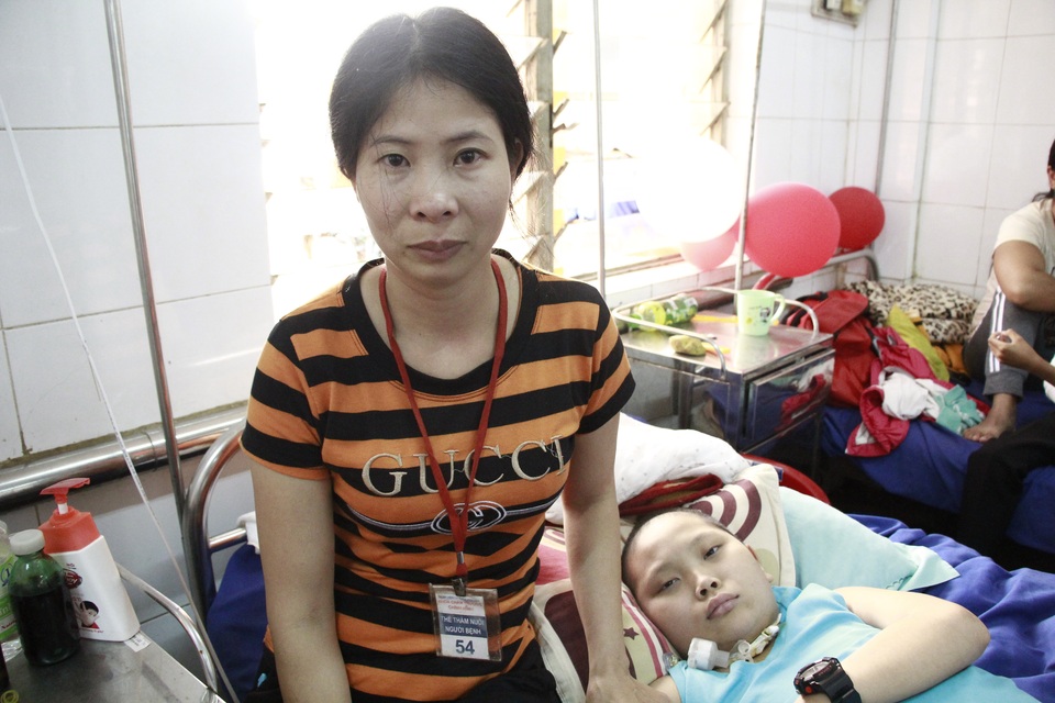 Trao trên 39 triệu đồng đến cậu bé bị viêm tủy, liệt tứ chi có bố bị tâm thần - 4 Chị Thỏa nghẹn ngào, xúc động trước món quà lớn lao từ bạn đọc báo Dân trí