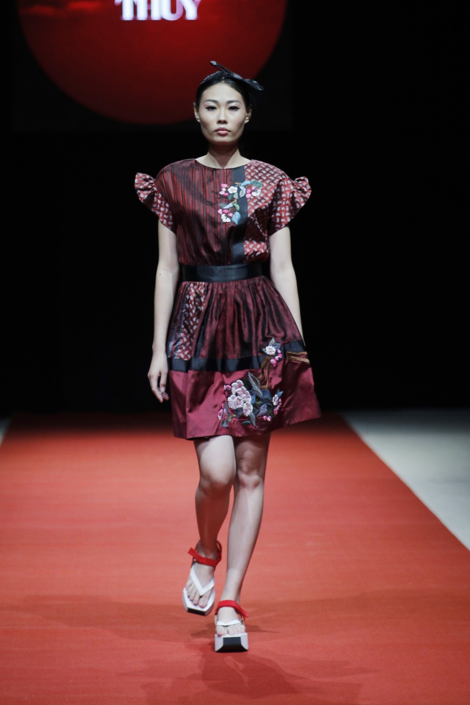 Phần béo nhún ở tay và xếp ly ở thân váy được thiết kế khá tinh tế tạo nên sự nữ tính trong trang phục.