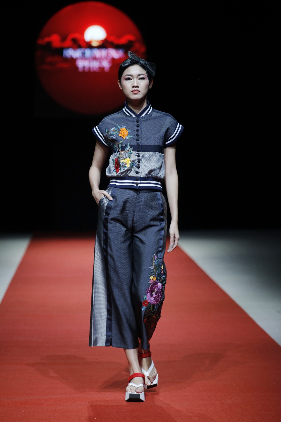 Tối 30/9, bảy nhà thiết kế trong và ngoài nước tiếp tục giới thiệu bộ sưu tập Xuân Hè 2018, thuộc Tuần lễ thời trang Việt Nam tại Hà Nội. Trong đó, NTK Nguyễn Thúy mang lên sàn diễn những thiết kế khá thú vị, vừa thể hiện sự phóng khoáng, mạnh mẽ nhưng cũng tôn vinh sự nữ tính, gợi cảm của người phụ nữ qua những họa tiết in thêu độc đáo.