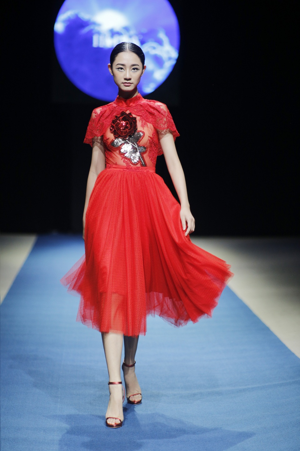 Xu hướng thời trang tối giản lên ngôi tại Tuần lễ thời trang Xuân Hè 2018 - 3 Sử dụng chất liệu lụa, ren và voan xuyên thấu, Hà Duy khéo léo thể hiện nét gợi cảm trên các thiết kế.