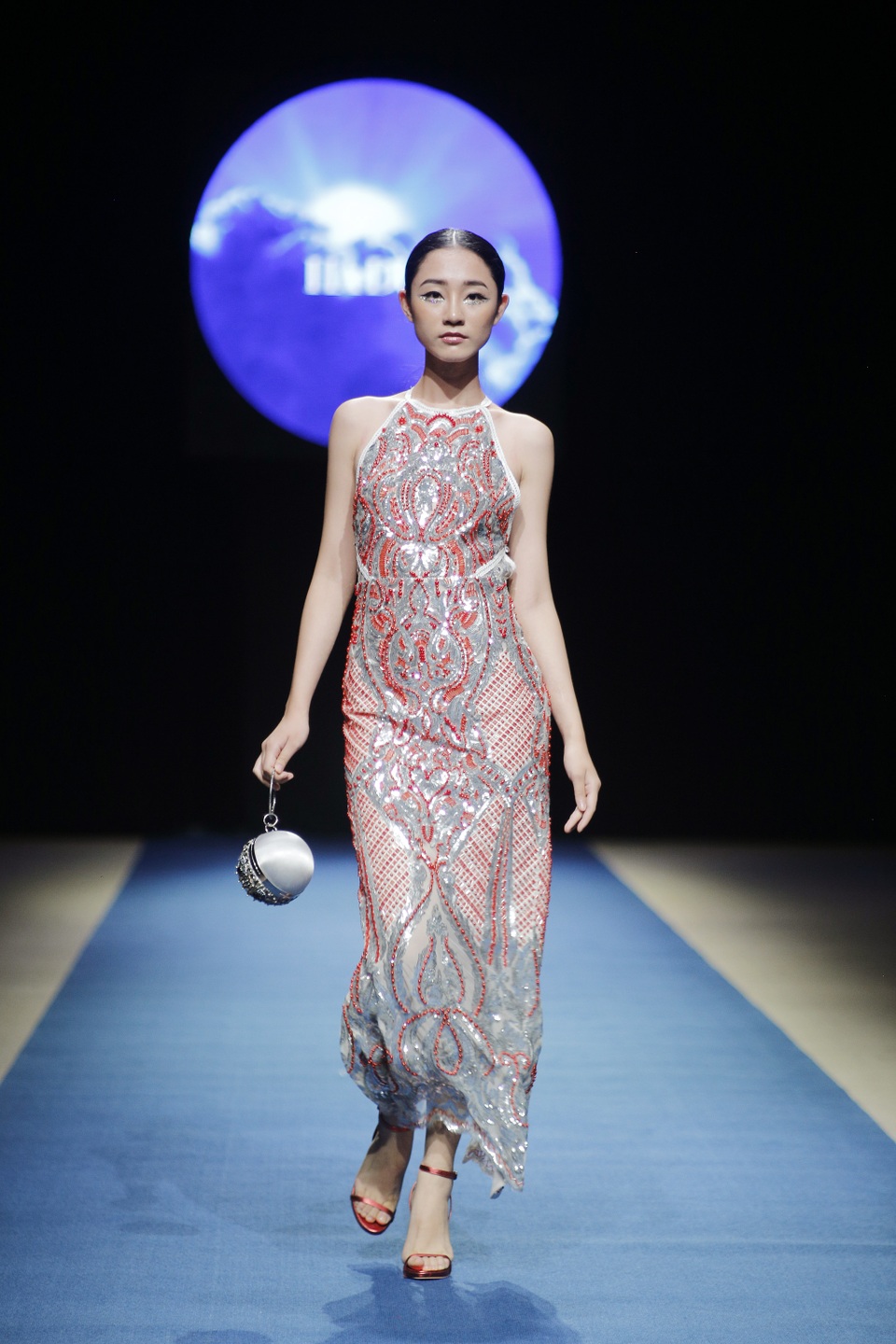 Xu hướng thời trang tối giản lên ngôi tại Tuần lễ thời trang Xuân Hè 2018 - 4 Những trang phục của Hà Duy tôn vinh vẻ đẹp nữ quyền và sự gợi cảm tối đa.