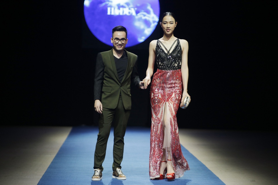 Xu hướng thời trang tối giản lên ngôi tại Tuần lễ thời trang Xuân Hè 2018 - 1 Nhìn chung các BST trong đêm Ready to Wear đều có tính ứng dụng cao, bắt kịp xu thế thời trang chung của thế giới.