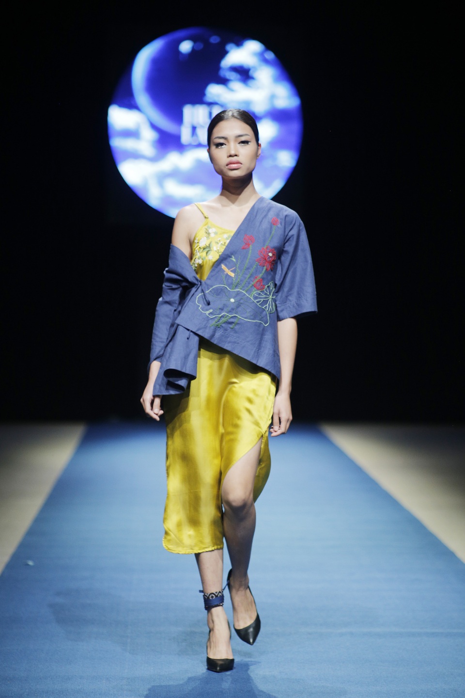 Xu hướng thời trang tối giản lên ngôi tại Tuần lễ thời trang Xuân Hè 2018 - 2 Tất cả các thiết kế trong Tuần lễ thời trang Việt Nam Xuân Hè 2018 đều sử dụng chất liệu truyền thống.