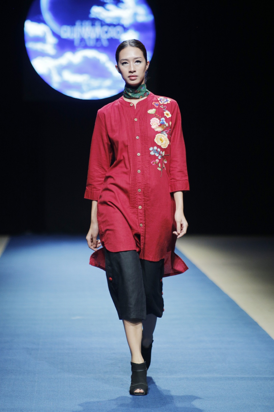 Xu hướng thời trang tối giản lên ngôi tại Tuần lễ thời trang Xuân Hè 2018 - 7 Chất liệu Lụa Nha Xá bay bổng với nét thêu tay mềm mại đã làm nên nét hoang dã, phóng khoáng cho những thiết kế của Hữu LaLa.