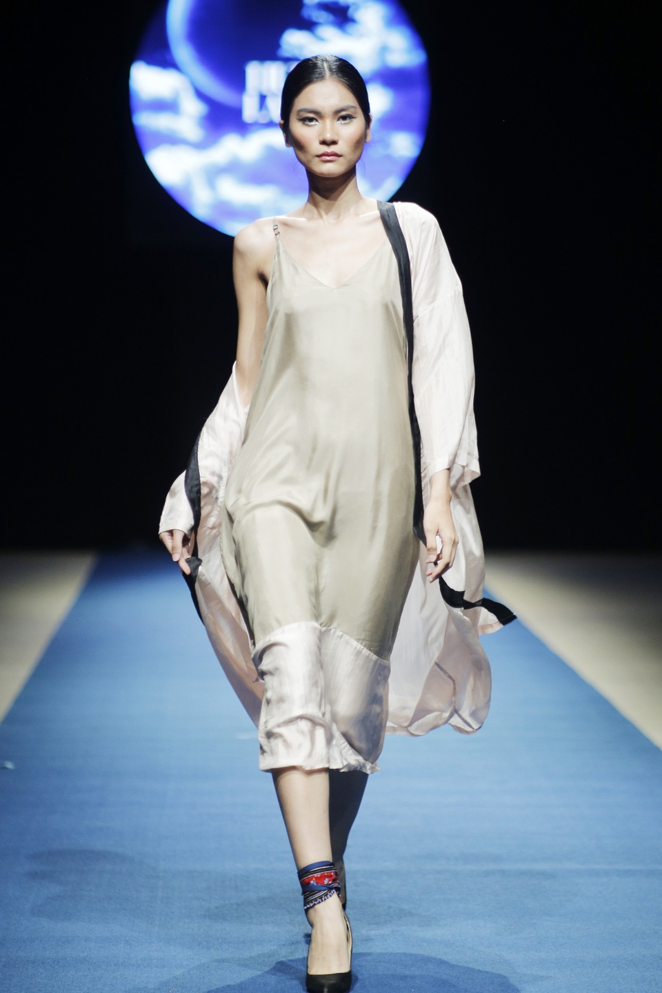 Xu hướng thời trang tối giản lên ngôi tại Tuần lễ thời trang Xuân Hè 2018 - 8 Các thiết kế của Hữu LaLa chuộng những tông màu đơn sắc song vẫn toát lên sự gợi cảm, quyến rũ cho trang phục.