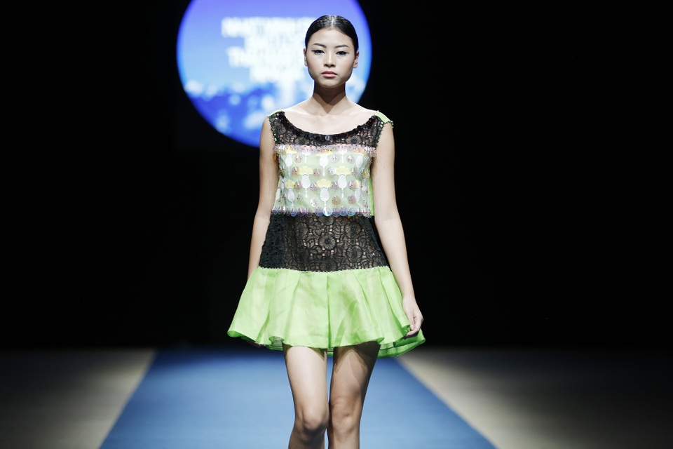 Một số trang phục, Thanh Thúy có cách biến tấu đầy ngẫu hứng giữa chất liệu lụa kết hợp với ren và voan xuyên thấu tạo nên điểm nhấn cá tính cho trang phục.